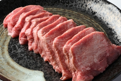 オランダ産子牛のムキタン。子牛なので柔らかい。ぜひ厚切りで