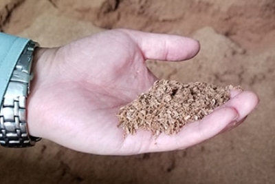 3種の素材で季節に合わせて配合を変えるこだわりの菌床を使う