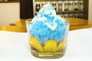 美しい青の「バタフライピーかき氷」でデザートに色と味の魔法を