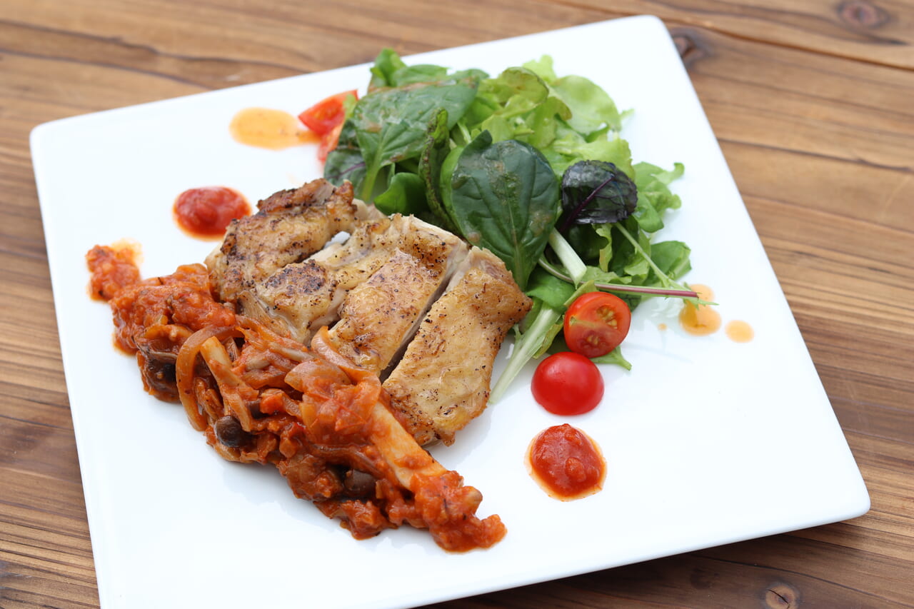 お肉料理を引き立たせるベビーリーフ