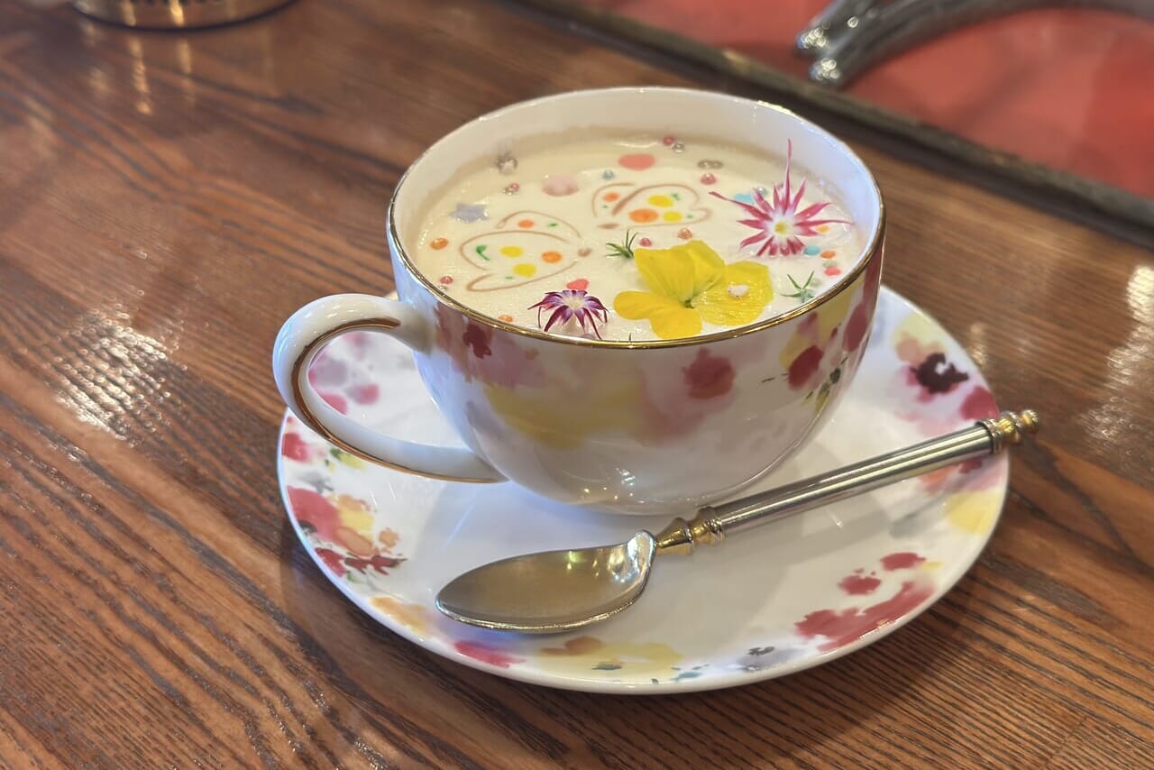 珈琲に彩りを添えるエディブルフラワー