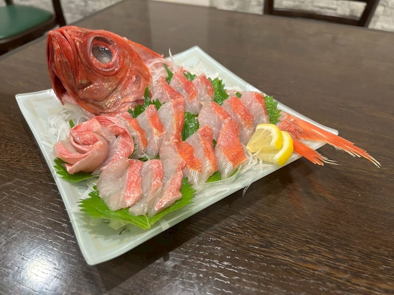 豪華な一皿！金目鯛の姿造り