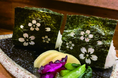 桜模様の横三つ切り海苔を使用したおにぎり