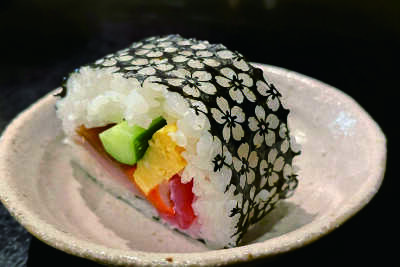 桜模様の全形海苔を使用した太巻き