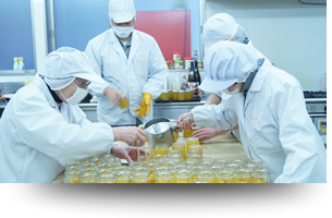  保存料無添加、無着色、無香料・ 全ての生産過程を手作業で
