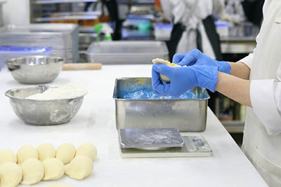 職人の知識と設備が支える、手作りのおいしさ